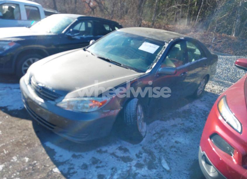 Photo 2 of 2002 Toyota Camry LE (VIN 4T1BE32KX2U640749)