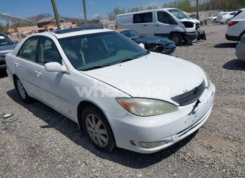 2003 Toyota Camry XLE (VIN 4T1BE32KX3U140415) main photo