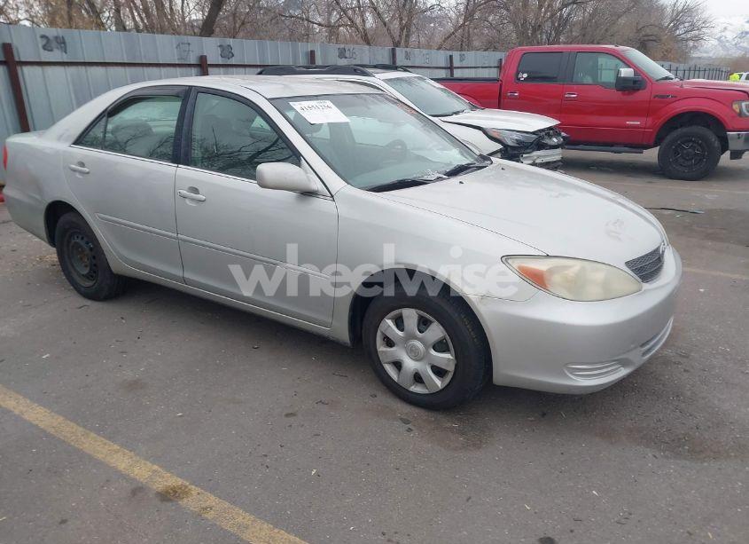 2003 Toyota Camry LE (VIN 4T1BE32KX3U774470) main photo