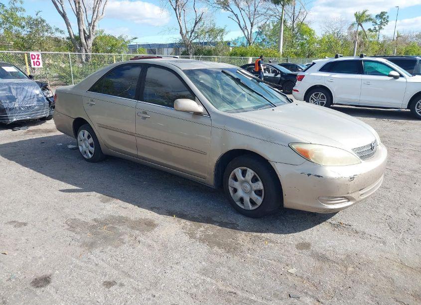 2004 Toyota Camry LE (VIN 4T1BE32KX4U290011) main photo