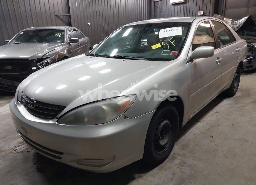 Photo 2 of 2004 Toyota Camry LE (VIN 4T1BE32KX4U302531)