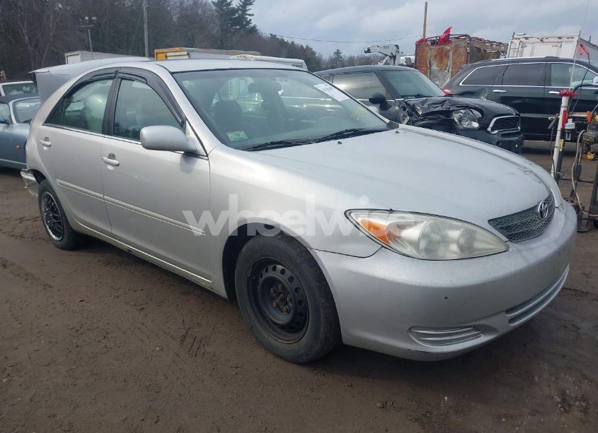 2004 Toyota Camry LE (VIN 4T1BE32KX4U309818) main photo