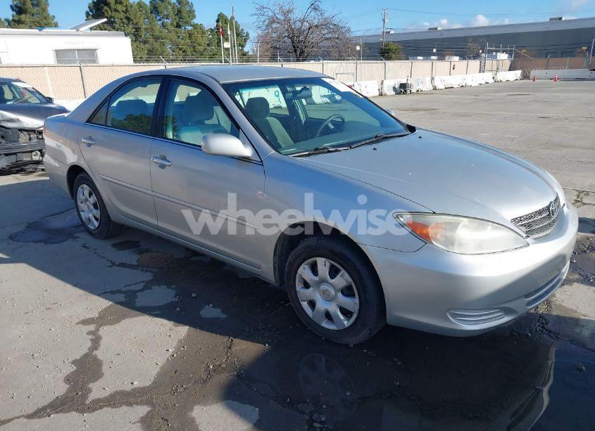 2004 Toyota Camry LE (VIN 4T1BE32KX4U335447) main photo
