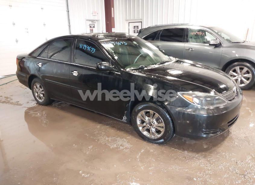 2004 Toyota Camry LE (VIN 4T1BE32KX4U368397) main photo