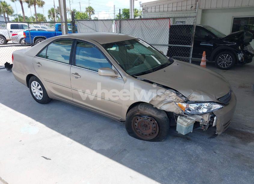 2004 Toyota Camry LE (VIN 4T1BE32KX4U826259) main photo