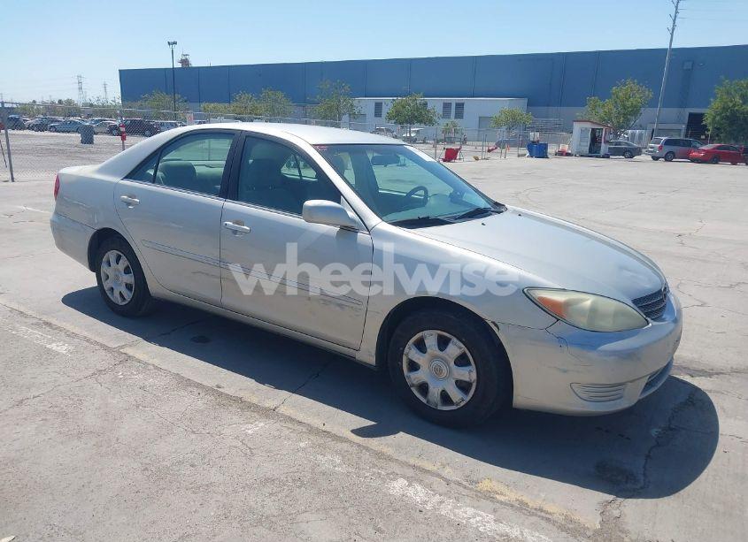 2004 Toyota Camry LE (VIN 4T1BE32KX4U833745) main photo