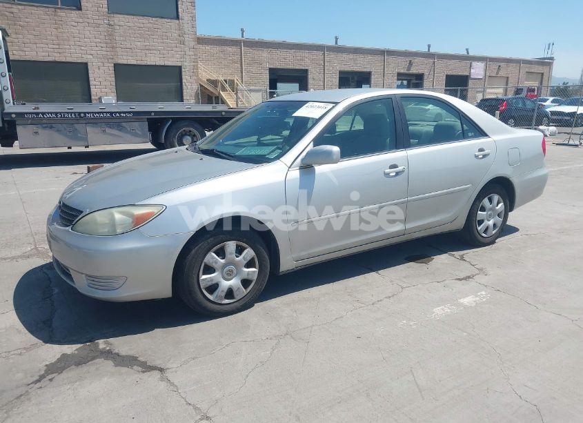 Photo 2 of 2004 Toyota Camry LE (VIN 4T1BE32KX4U833745)