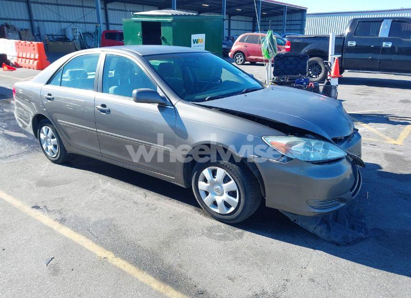 2004 Toyota Camry LE (VIN 4T1BE32KX4U853218) main photo