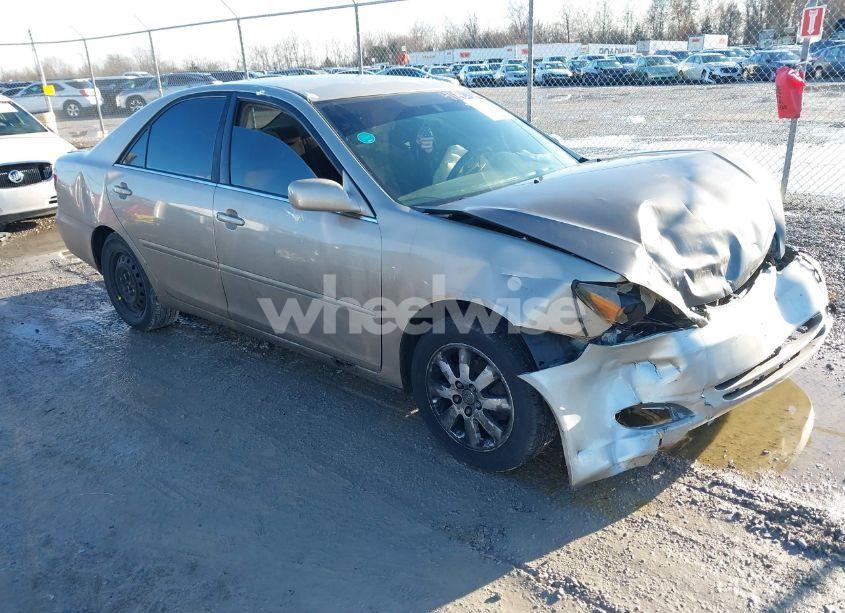 2004 Toyota Camry LE (VIN 4T1BE32KX4U864073) main photo