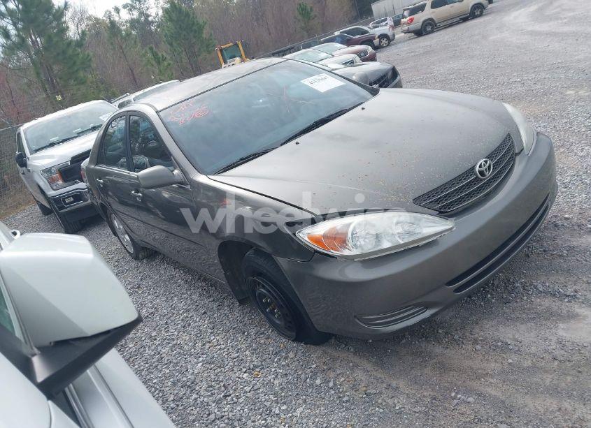 2004 Toyota Camry LE (VIN 4T1BE32KX4U881102) main photo