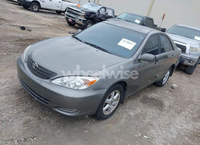Photo 2 of 2004 Toyota Camry LE (VIN 4T1BE32KX4U881102)