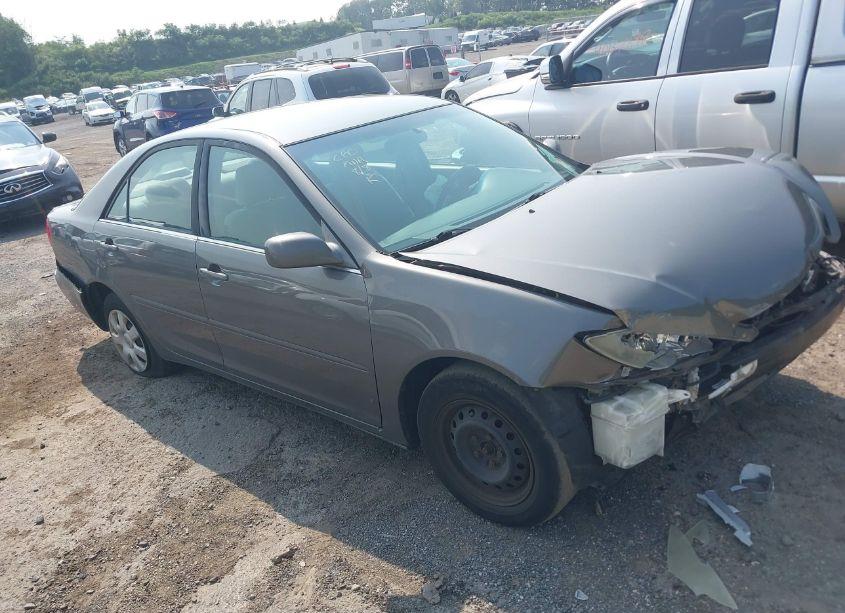 2004 Toyota Camry LE (VIN 4T1BE32KX4U930024) main photo