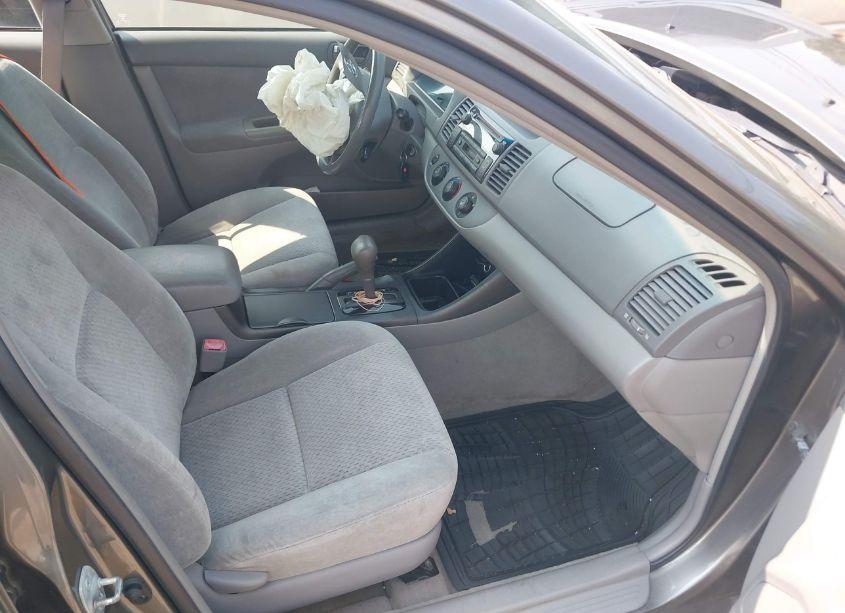 Photo 5 of 2004 Toyota Camry LE (VIN 4T1BE32KX4U930024)