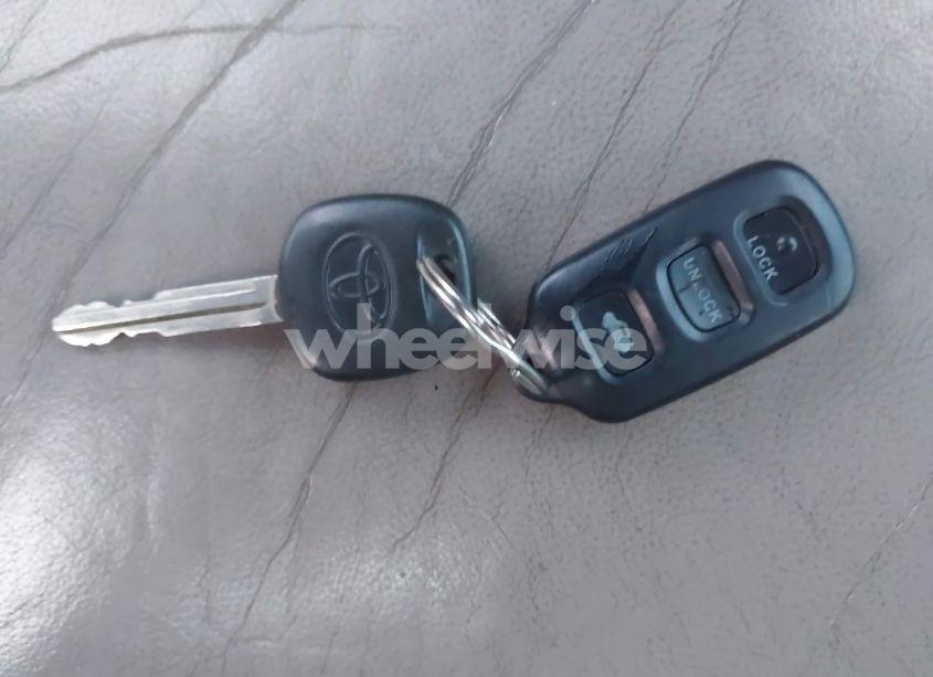 Photo 11 of 2004 Toyota Camry XLE (VIN 4T1BE32KX4U931609)