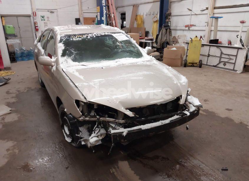 2005 Toyota Camry LE (VIN 4T1BE32KX5U046599) main photo