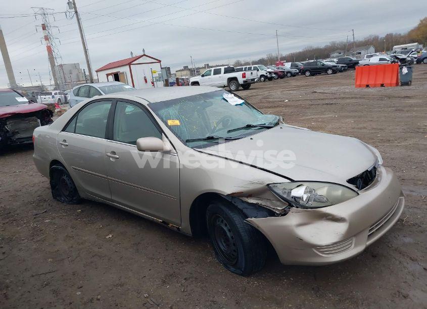 2005 Toyota Camry LE (VIN 4T1BE32KX5U049910) main photo
