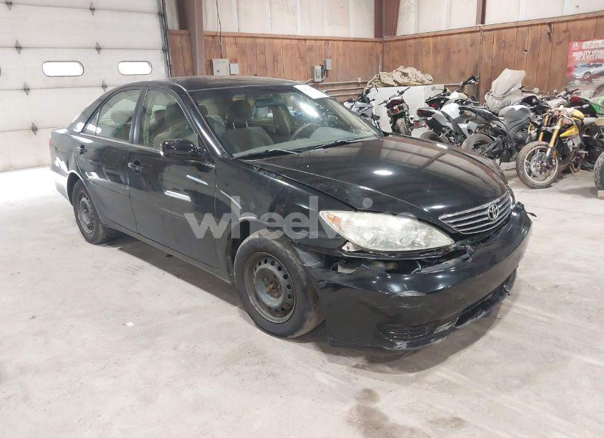 2005 Toyota Camry LE (VIN 4T1BE32KX5U054671) main photo