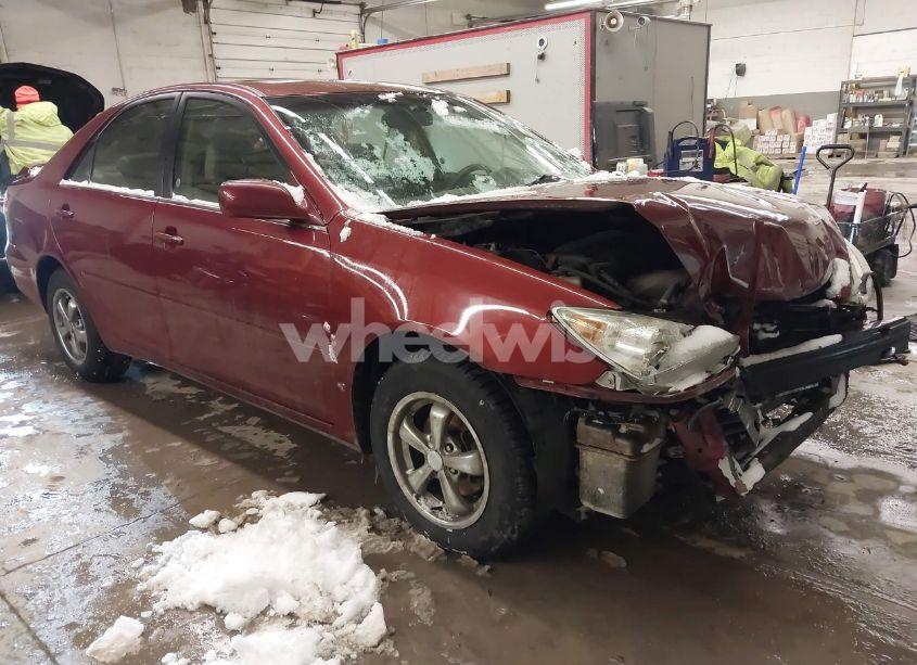 2005 Toyota Camry LE (VIN 4T1BE32KX5U072815) main photo