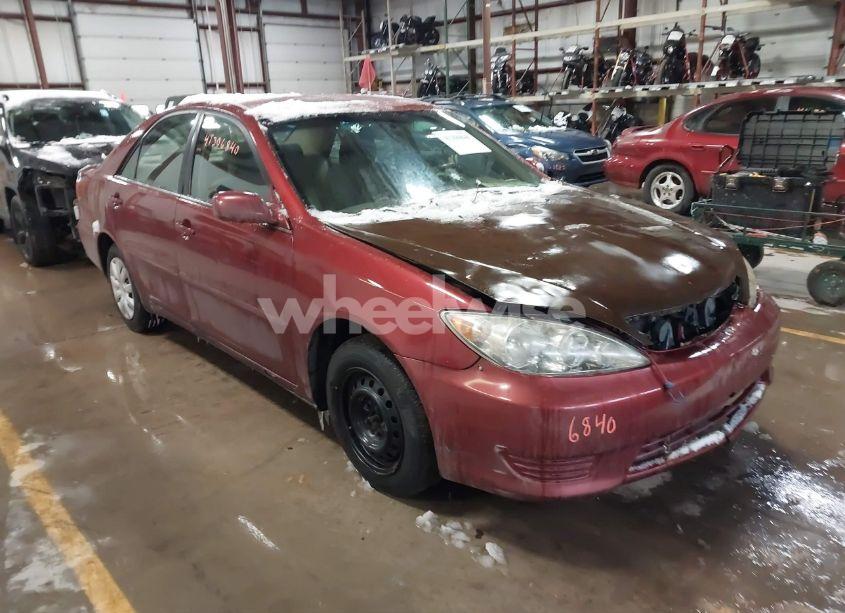 2005 Toyota Camry LE (VIN 4T1BE32KX5U096743) main photo
