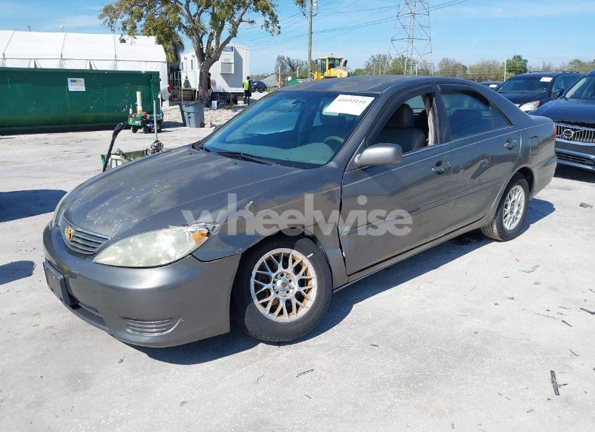 Photo 2 of 2005 Toyota Camry LE (VIN 4T1BE32KX5U533897)