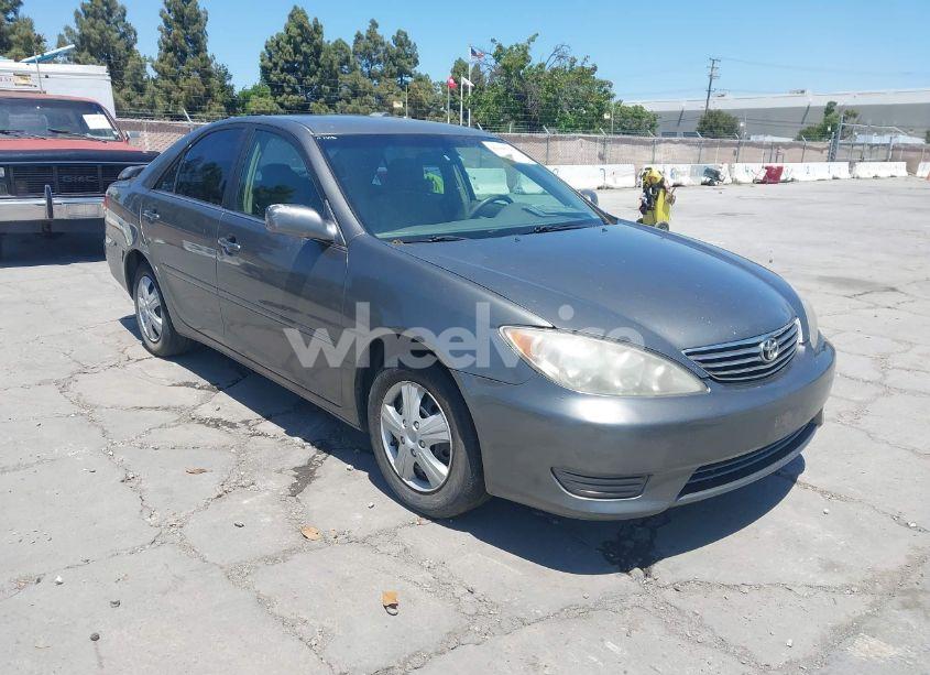 2005 Toyota Camry LE (VIN 4T1BE32KX5U558721) main photo