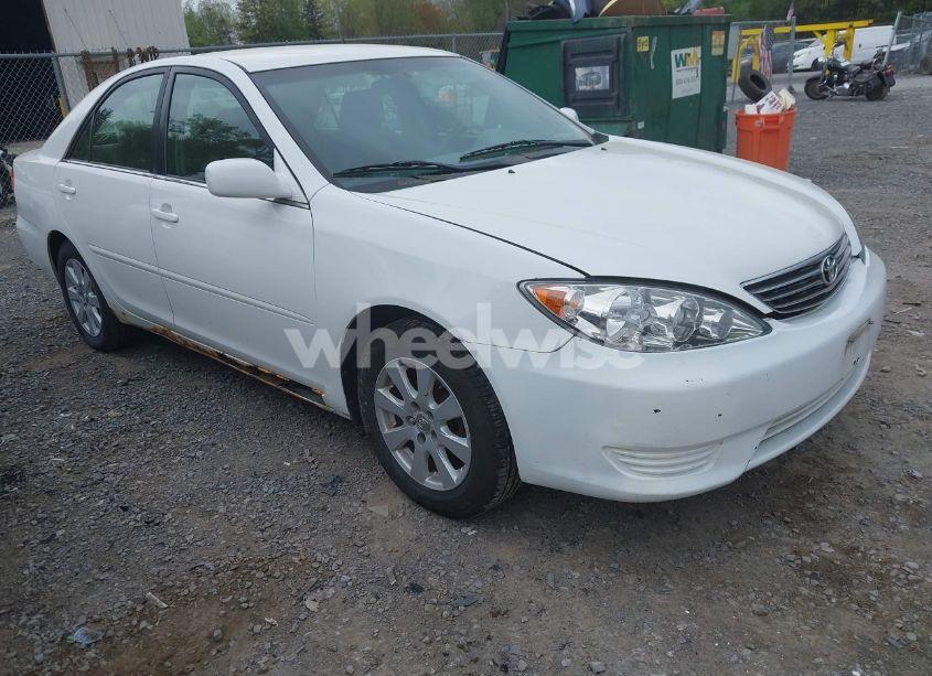 2005 Toyota Camry LE (VIN 4T1BE32KX5U591797) main photo
