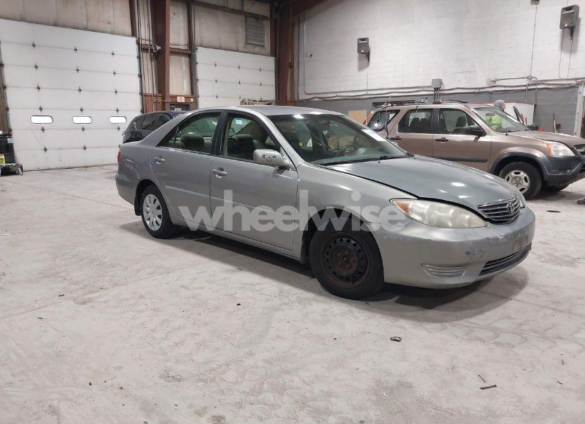 2005 Toyota Camry LE (VIN 4T1BE32KX5U603804) main photo