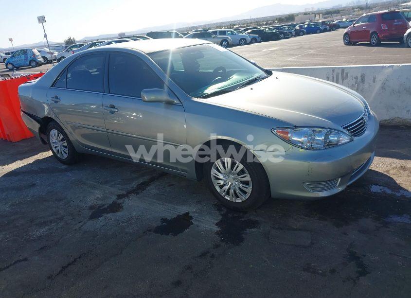 2005 Toyota Camry LE (VIN 4T1BE32KX5U613717) main photo