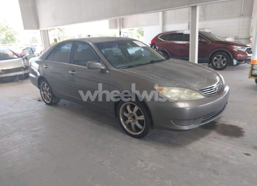 2005 Toyota Camry LE (VIN 4T1BE32KX5U614561) main photo