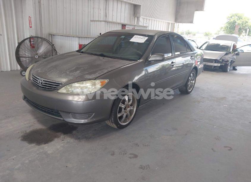 Photo 2 of 2005 Toyota Camry LE (VIN 4T1BE32KX5U614561)