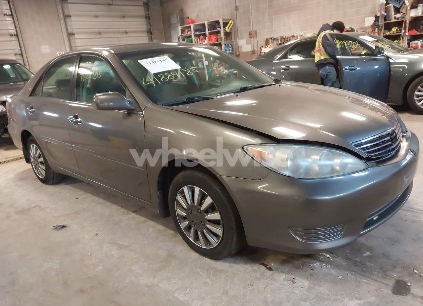 2005 Toyota Camry LE/XLE/SE (VIN 4T1BE32KX5U616245) main photo