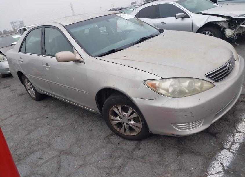 2005 Toyota Camry LE (VIN 4T1BE32KX5U953305) main photo