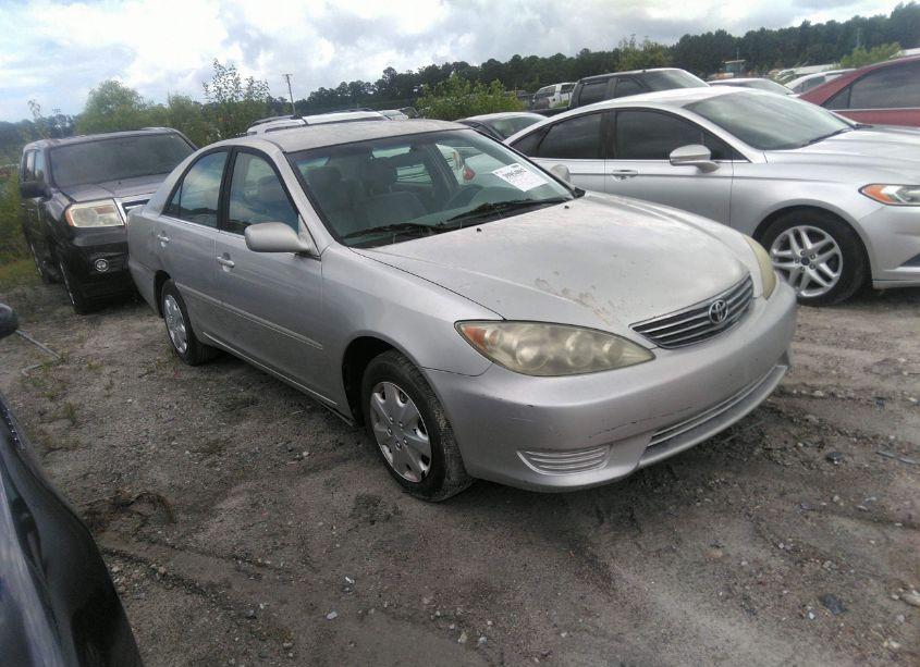 2005 Toyota Camry LE (VIN 4T1BE32KX5U972369) main photo