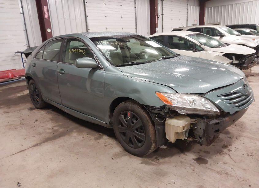 2007 Toyota Camry LE (VIN 4T1BE46K27U694957) main photo