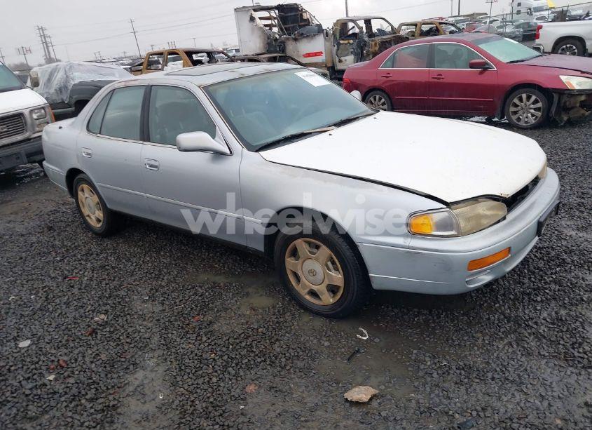 1996 Toyota Camry LE/XLE/SE (VIN 4T1BF12K1TU137601) main photo