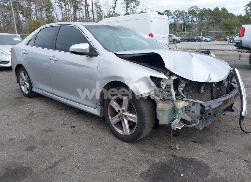 2014 Toyota Camry SE (VIN 4T1BF1FK0EU319786) main photo