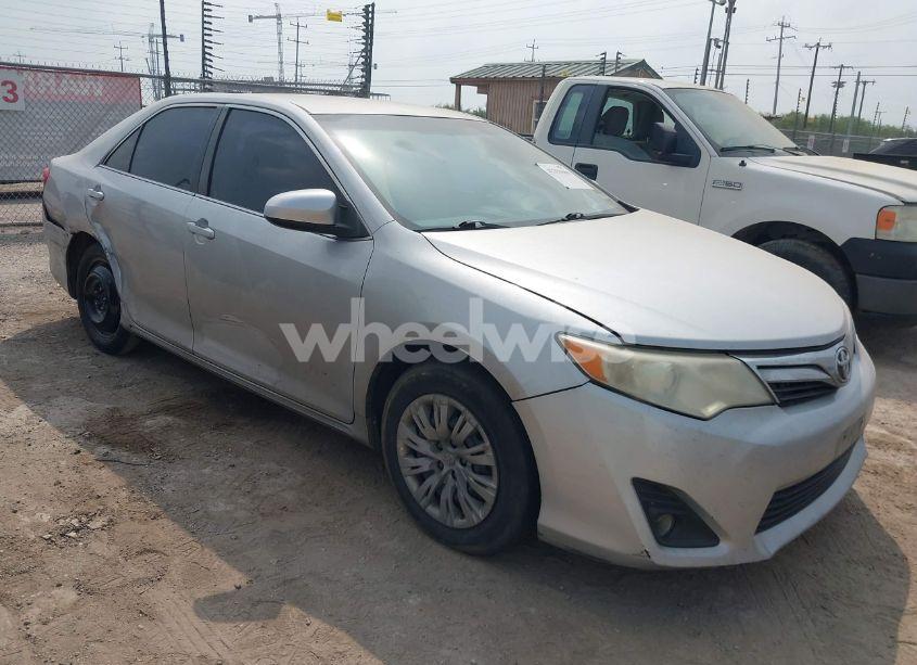 2014 Toyota Camry LE (VIN 4T1BF1FK0EU331159) main photo