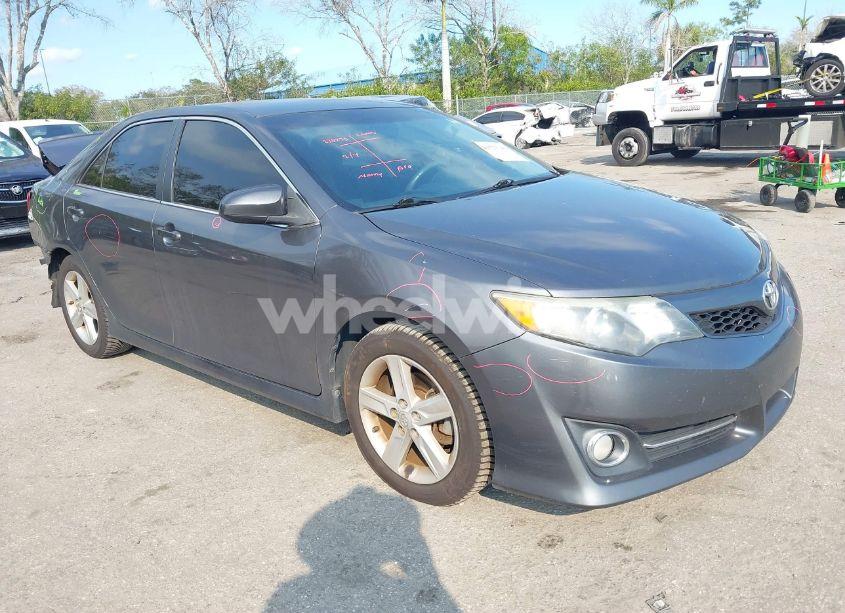 2014 Toyota Camry SE (VIN 4T1BF1FK0EU333445) main photo