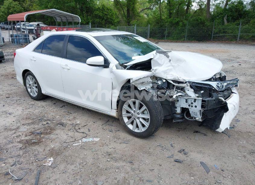 2014 Toyota Camry XLE (VIN 4T1BF1FK0EU357194) main photo