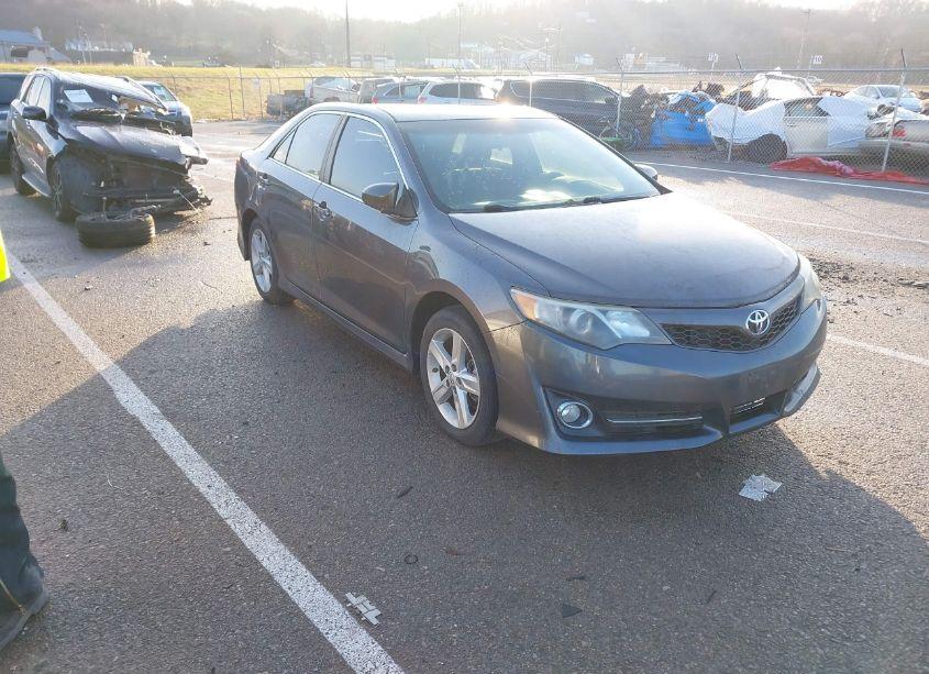 2014 Toyota Camry SE (VIN 4T1BF1FK0EU362783) main photo