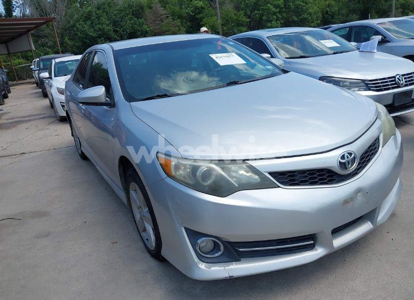 2014 Toyota Camry SE (VIN 4T1BF1FK0EU364758) main photo
