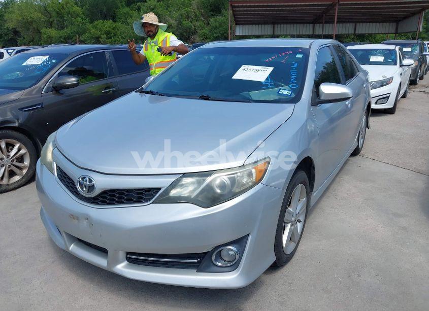 Photo 2 of 2014 Toyota Camry SE (VIN 4T1BF1FK0EU364758)