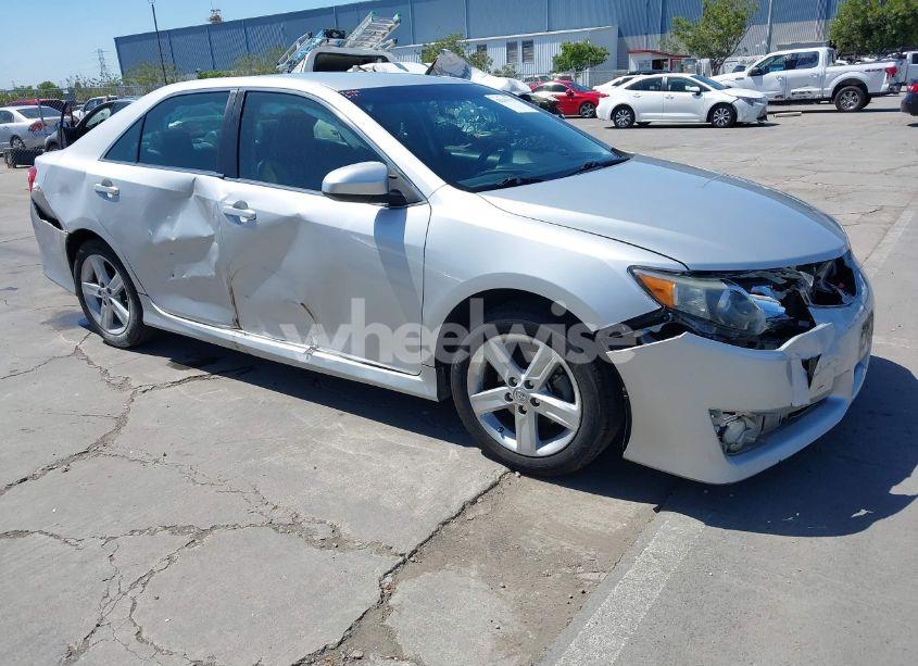 2014 Toyota Camry SE (VIN 4T1BF1FK0EU371581) main photo