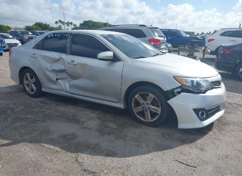 2014 Toyota Camry SE (VIN 4T1BF1FK0EU381866) main photo