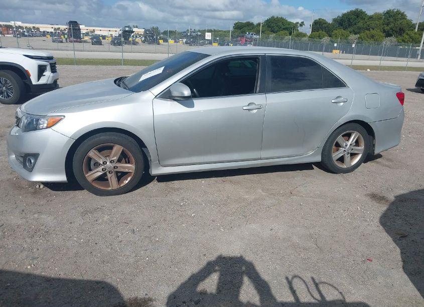 Photo 2 of 2014 Toyota Camry SE (VIN 4T1BF1FK0EU381866)