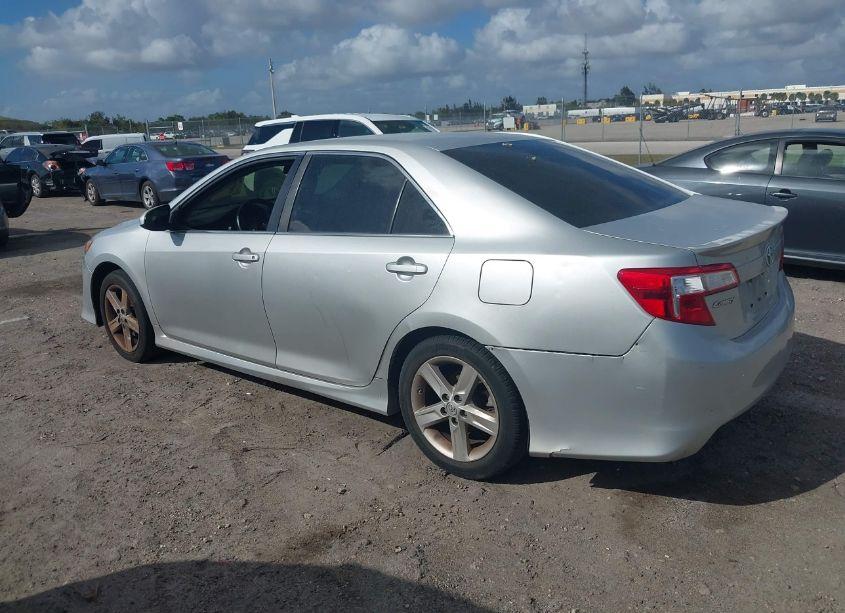 Photo 3 of 2014 Toyota Camry SE (VIN 4T1BF1FK0EU381866)