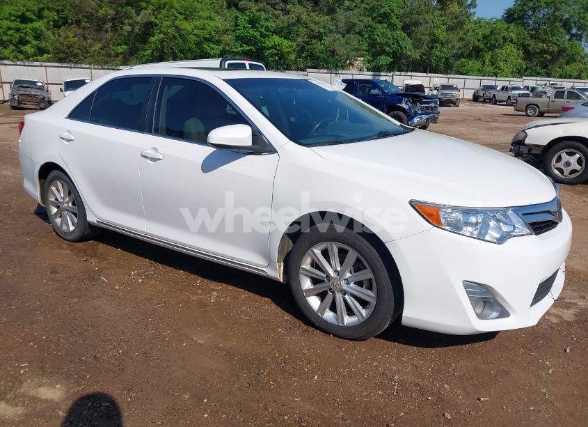 2014 Toyota Camry XLE (VIN 4T1BF1FK0EU382371) main photo