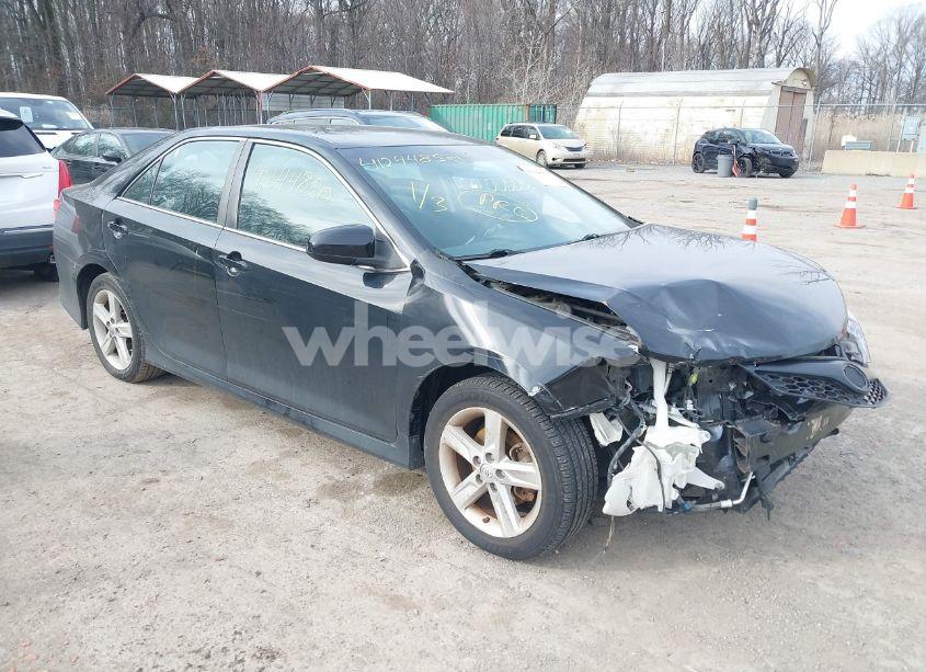 2014 Toyota Camry SE (VIN 4T1BF1FK0EU391541) main photo