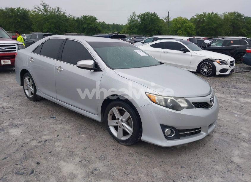 2014 Toyota Camry SE (VIN 4T1BF1FK0EU392575) main photo