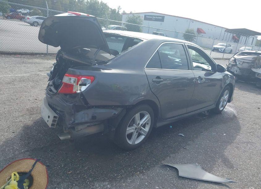 Photo 4 of 2014 Toyota Camry L/SE/LE/XLE (VIN 4T1BF1FK0EU404157)